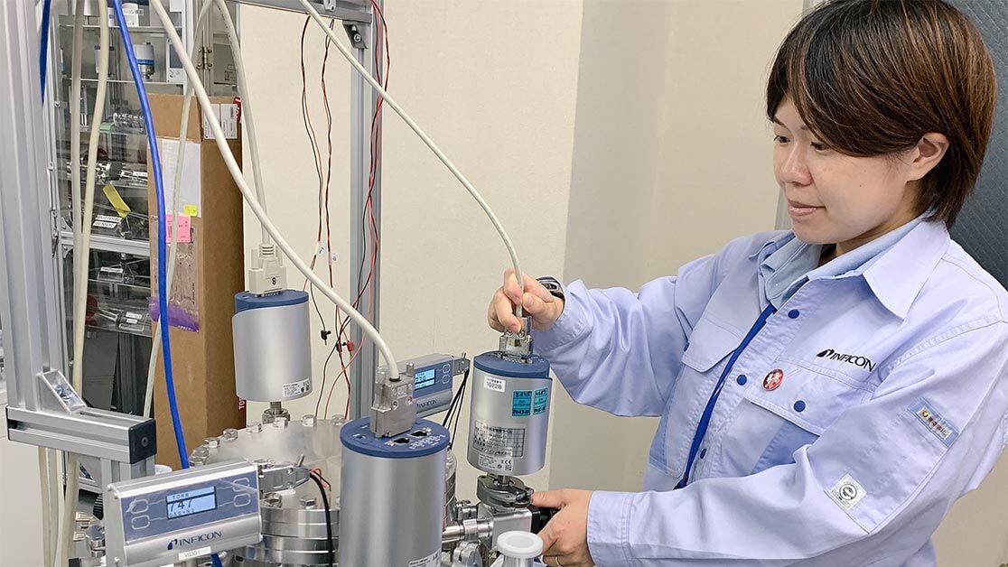 Mika checking the gauge performance by pumping down. Mika_Application Engineer_Japan (1)