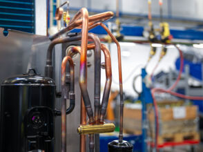 Complex geometries should be pre-evacuated to avoid the creation of "air pockets". Leak detection on pipes