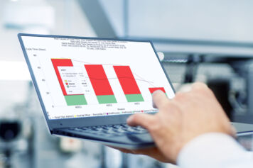 FabTimeで出荷ロットサイクルタイムチャートを表示するウェハ工場内のコンピュータの例 FabTimeで出荷ロットサイクルタイムチャートを表示するウェハ工場内のコンピュータの例