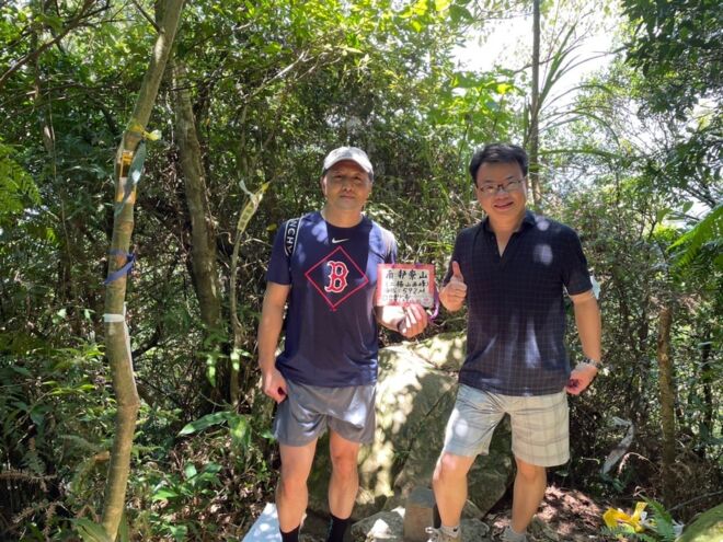 INFICONの同僚とハイキングに出かけたWeiGuang WeiGuang on a hike with an INFICON colleague