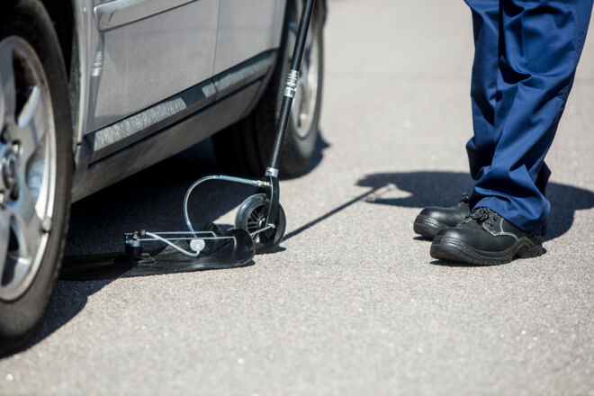 The carpet probe can be easily used to search under cars or other obstacles inficon_IRwin_12juni_1277 Low Res